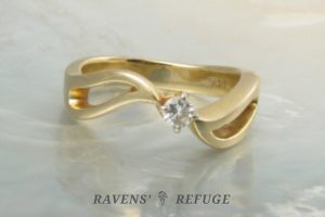 dainty wavy ring with diamond