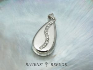 mourning locket with diamonds in 14k gold